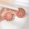 Aretes con forma de concha de venta caliente en stock, aretes de concha de colores dopamina, modernos y versátiles, aretes de nicho y de alta gama