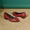 Sapatos femininos com fivela quadrada, novo modelo outono 2026, bico fino, salto grosso, salto médio, salto baixo, sapatos versáteis para mãe, sapatos de couro para trabalho e escritório