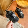 Sapatos Infantis com Solado Grosso e Design de Desenho Animado Fofo para Bebês Meninas Crianças Pequenas 2026 Outono Nova Moda Sapatos Esportivos Versáteis