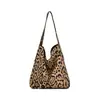 Bolsa tote retrô americana com estampa de leopardo, bolsa de ombro casual, grande capacidade, adequada para o trabalho e lazer, bolsa de axila feminina