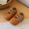 Zapatos de cuero de moda para niñas 2026 primavera-verano nuevo estilo zapatos de princesa para niñas pequeñas zapatos versátiles para bebés zapatos de rendimiento con suela blanda