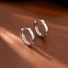 Aretes de Plata Esterlina S999 con Zirconias para Mujer Nicho Simple Nuevo Estilo Hebillas para Oreja Pequeños Estilo Frío Aretes de Alta Gama al Mayoreo