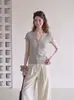 Camiseta de mujer gris elegante estilo francés, cuello en V, manga corta, top de punto fino de verano, corte ajustado, con cuello henley