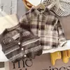 Cárdigan Chaqueta Suéter Retro para Niños 2026 Primavera Nuevo Estilo Chaleco de Punto Camisa a Cuadros para Bebé Niño Conjunto de Tres Piezas