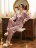 Conjunto de pijama de veludo dourado novo para outono e inverno, transfronteiriço europeu e americano, conjunto de duas peças com manga longa e calça longa, conjunto de roupa de casa de veludo com renda para mulheres