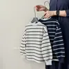 Sudadera Estilo Primavera y Otoño para Niños 2026 Nuevo Estilo Niño Rayas Estilo Coreano Falso Dos Piezas Camiseta Base para Niños Medianos y Mayores Top de Otoño