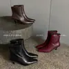 Botas curtas requintadas~Outono 2026 novo couro de flor integral zíper lateral bico quadrado pequeno salto fino botas justas com forro de fleece