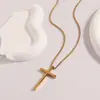 Colar Cruzado Europeu e Americano de Aço Titânio para Mulheres, Corrente de Osso de Cobra de Aço Inoxidável de Luxo Leve de Nicho, Banhado a Ouro 18K, Joia que Não Desbota