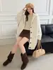 Cardigã de tricô casual com capuz de cor sólida, novo modelo outono e inverno 2026, elegante e versátil, casaco suéter de comprimento médio para mulheres