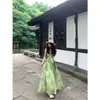 Estilo vacacional junto al mar, vestido camisola tie-dye de nicho para mujer, verde verano, fresco y elegante, con una falda larga y fluida