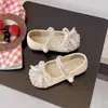 Moda Infantil Versátiles Zapatos de Cristal 2026 Primavera/Otoño Nuevos Zapatos Individuales de Princesa para Niñas con Diseño Hueco Lazo de Mariposa Perla