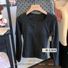 Outono e inverno nova camiseta de veludo alemã de manga comprida com decote em U feminina com design de botão Sense Slim-fit base interna top all-match