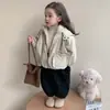 Chaqueta de algodón con capucha para niña con ribete de volantes, nuevo estilo invierno 2026, atuendo de otoño moderno y elegante, abrigo de algodón casual súper lindo