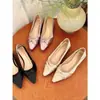 ¡Primer encuentro con la colección de lirios del valle de Ji Ziyin! Elegantes planos de satén plisados de punta fina con tacón grueso para mujer, perfectos para los desplazamientos de trabajo de primavera y otoño.