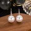 Diseño Nuevo, Sencillo y Moderno con un Toque Francés, Pendientes de Lujo Ligero con un Aspecto de Alta Gama, Ganchos para Orejas con Circonita Microincrustada y Perla Artificial