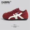 Zapatos Globales para Mujer Otoño 2026 Vino Tinto Suela Gruesa Tenis Blancos Zapatos de Plataforma Versátiles Planos Aumentadores de Altura Tenis Deportivos