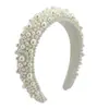 Diadema Reductora de Edad Estilo Europeo y Americano para Mujer, Accesorio para el Cabello Blanco de Alta Corona Resistente con Borde Ancho y Pasador de Perlas y Pedrería de Alta Gama