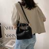 Bolsa de mão com listras verticais texturizadas 2023 novo design de nicho bolsa tiracolo carteiro estilo estrangeiro bolsa versátil atacado feminino