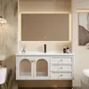 Gabinete de baño de estilo lujo ligero, minimalista y rústico, una combinación de madera maciza para uso doméstico, con un lavabo cerámico integrado para lavarse las manos y la cara