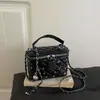 Bolso pequeño cuadrado de eslabones de cadena, estilo coreano, ligero, de lujo, con incrustaciones de diamantes, un bolso tote casual versátil y elegante, perfecto para el trabajo y se puede llevar como bolso de hombro o bolso cruzado.