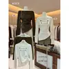 AS OFFICIAL Blusa de manga larga estilo coreano otoño, corte relajado, fruncida, ajustada a la cintura, de un solo hombro, con detalle de botones 28978