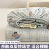 Lindo Estampado de Gatito Clase A Gasa de Doble Capa Tipo Nube Conjunto de Tres Piezas Estilo Infantil y Estudiantil con Sábana Bajera Completamente Envuelta y Completamente Fija