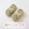 Sapatos infantis pré-caminhada, de sola macia, com pontinhos antiderrapantes, apresentando personagens de desenhos animados, adequados para bebês e crianças pequenas, sapatos de interior para bebês e recém-nascidos