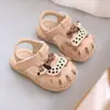 Sandálias de Verão para Bebê Menina 2026 1-3 Anos Criança Pequena Sapatos de Bebê Princesa Biqueira Fechada Antiderrapantes Sola Macia Respiráveis Sapatos para Caminhada