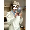 Camiseta de manga larga para hombre con media cremallera, efecto dos piezas, bloques de color estilo americano para otoño, sudadera de corte regular, diseño moderno de retazos con cuello alto
