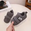 Zapatos de Algodón de Moda Retro para Niñas 2026 Otoño Nuevo Estilo Coreano Velcro Versátil Suela Gruesa Forro de Felpa Cálidos Zapatos de Algodón Modernos