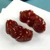 Processamento e Personalização de Produtos: Pingente Pixiu de Ágata Vermelha Natural, Pingente Pixiu de Calcedônia Personalizado e Moderno, Ornamento de Mão