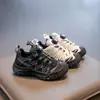 Tenis para niños transpirables zapatos de malla para niños estilo verano 2025 zapatos casuales guapos zapatos para correr versátiles de suela blanda para niñas
