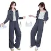 Conjunto de pantalones de trabajo personalizado para principios de otoño para mujer, moderno y juvenil, con una chaqueta corta con capucha, un chaleco y pantalones de pierna ancha