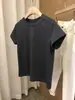 Loja de Descontos Outlet Marca Liquidação Moda Camiseta de Manga Curta para Mulheres, Estilo Curto de Verão, Blusa com Ombro Normal, Tendência