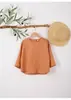 Camiseta de manga larga de color liso 100% lino para niños y niñas, estilo otoño 26, cuello redondo, holgada, linda, versátil, transpirable