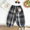 Calça de Moletom Outono/Inverno para Meninas com Apliques de Ursinho de Desenho Animado, Calça Grossa Forrada com Fleece, Calça Jogger Xadrez para Meninos e Meninas, Roupa Infantil