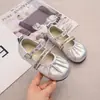 Sapatos Mary Jane Doces de Prata com Laço para Outono e Inverno, Sapatos de Princesa com Solado Macio e Velcro para Meninas, Sapatilhas para Meninas Pequenas