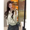 Deslumbrante suéter de malha off-white com gola polo bordada para mulheres, peça de inverno única e bonita, perfeita como uma blusa de base.