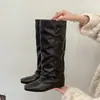 Botas Cavaleiro Pleated Quadradas Retrô Aumento de Altura Emagrecimento Acima do Joelho Femininas 2026 Outono/Inverno Novas Versáteis de Temperamento Botas Longas