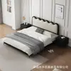 Cama estilo francés de color crema con patrón de ondas, cabecero ultradelgado, diseño moderno y minimalista, adecuada para un dormitorio principal, cama doble, ideal para apartamentos pequeños y una elección perfecta para recién casados