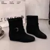 Botines Cortos con Hebilla Retro Plisados para Aumentar la Altura Mujer 2026 Otoño Invierno Versátiles Adelgazantes Botas Mallard Botas de Montar