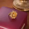 Novo Conjunto de Colar, Anel e Brincos Femininos de Moda Flor Rosa Cobre Banhado a Ouro Luxo Leve Atacado Pingente Flor de Gelo Diamante Amarelo