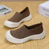 Zapatos de suela blanda de verano para mediana edad y ancianos, zapatos casuales de suela blanda antideslizantes, zapatos nuevos de tela del viejo Pekín para mujer, slip-ons de malla transpirable