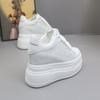 Couro Genuíno Solado Grosso Aumento de Altura 7cm Sapatos Brancos Femininos Bico Redondo Versátil Sapatos Altos Femininos Pequenos Casuais Sapatos Plataforma Tênis