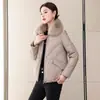 Jaqueta de Couro com Penas para Mulheres, Novo Modelo Outono e Inverno 2026, Casaco de Couro Espessado para Mães, Pele de Raposa Haining, Roupa de Exterior com Penas de Pato Brancas