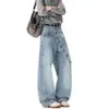 Calça jeans masculina de corte diagonal desconstruída estilo americano, com botões, barra curva, patchwork vintage moderno, estilo workwear, perna larga
