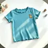 Nova coleção de verão: Camisetas de manga curta para meninas, camisolas de manga curta de seda gelada e blusas estilosas com acabamento em renda para bebês meninas