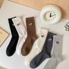 Calcetines para mujer otoño e invierno calcetines de media caña con letras retro calcetines de media caña deportivos casuales calcetines cálidos para hombre pareja calcetines de moda venta al por mayor de fábrica