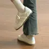 Sapatos casuais respiráveis de sola macia para mulheres, coleção outono 2026, sapatos baixos femininos, tênis de treino alemães, confortáveis para usar o dia todo, tênis brancos, tênis de skate femininos