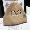 Gorro de lana estándar con letras R de otoño e invierno de estilo coreano para hombres y mujeres con gorro de punto simple que combina con todo gorro cálido a prueba de frío